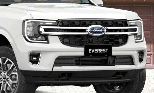 Gia xe Ford Everest Ambiente 2026