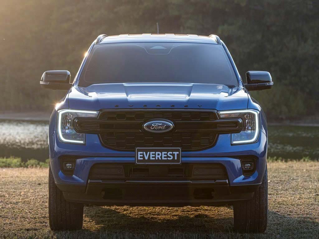 Gia xe Ford Everest Sport 2026