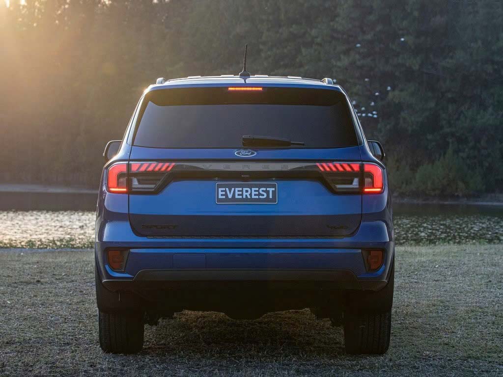 Gia xe Ford Everest Sport 2026