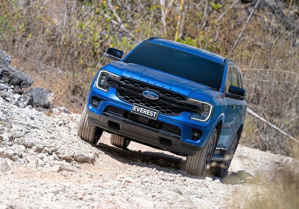 Gia xe Ford Everest Sport 2026