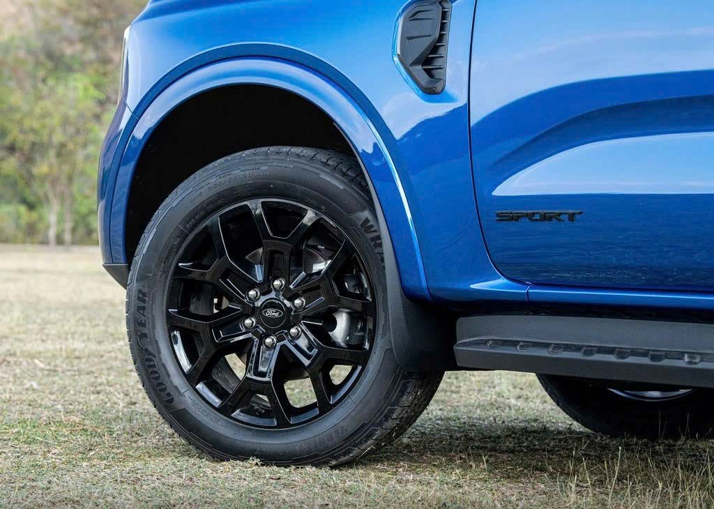 Gia xe Ford Everest Sport 2026