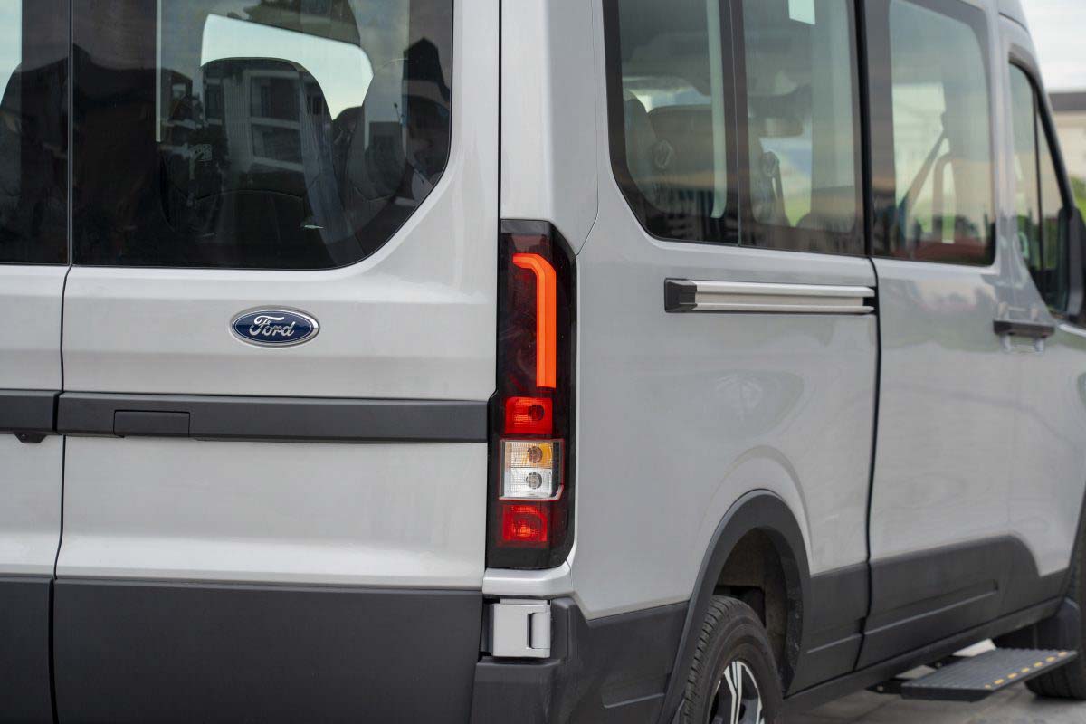 Gia xe Ford Transit