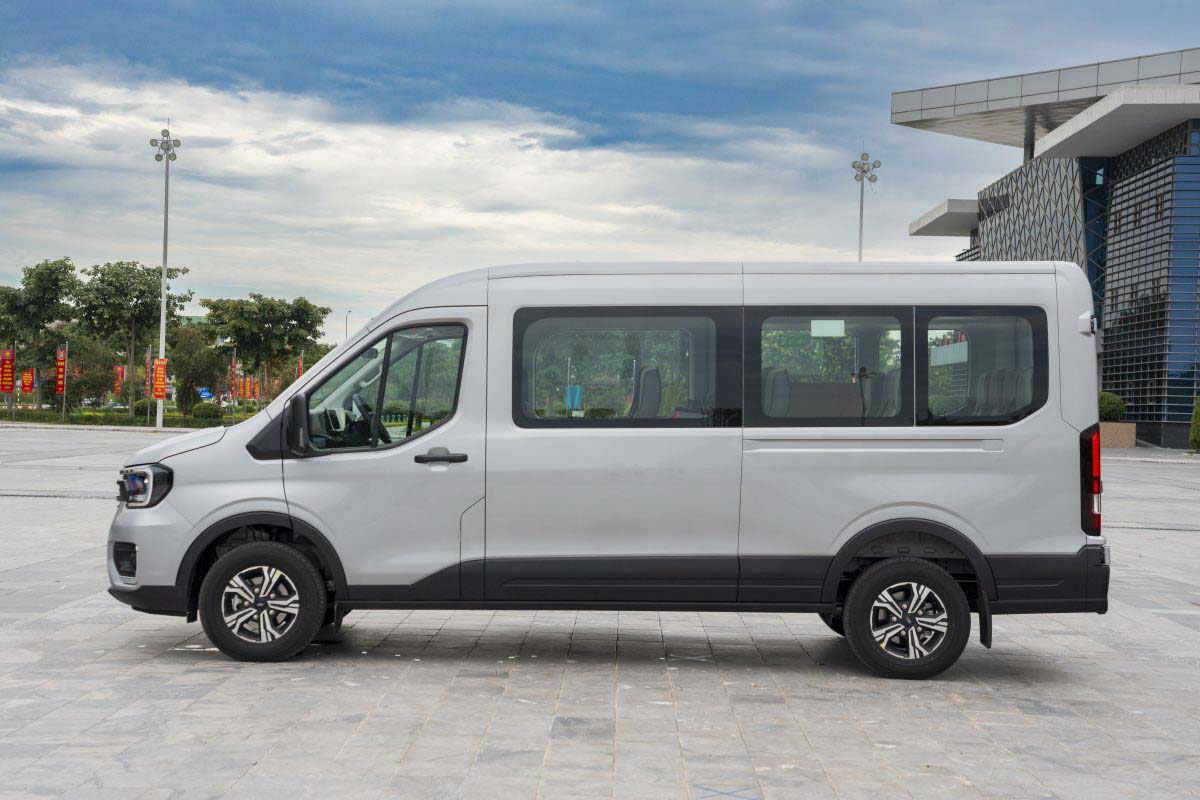 Gia xe Ford Transit