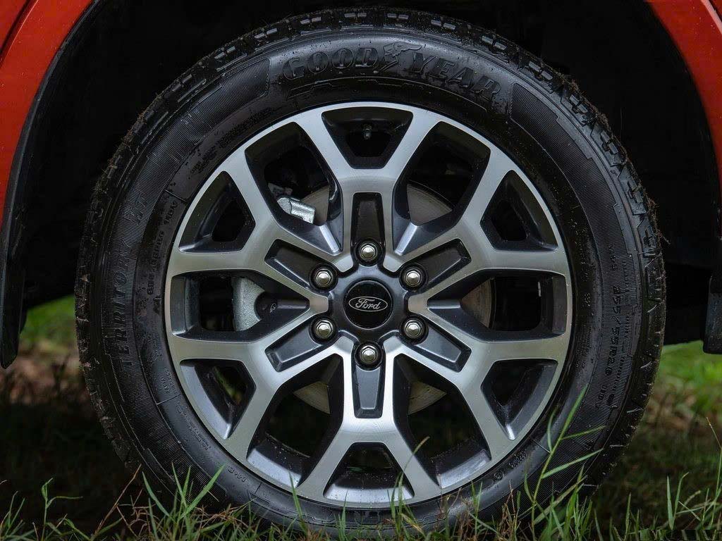 Gia xe Ford Everest 2026