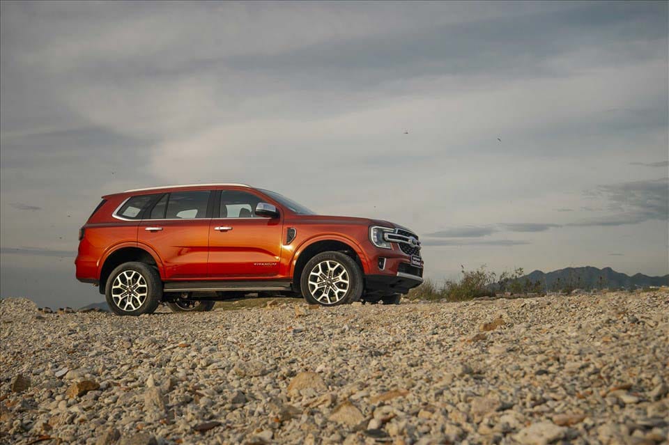 gia xe ford everest