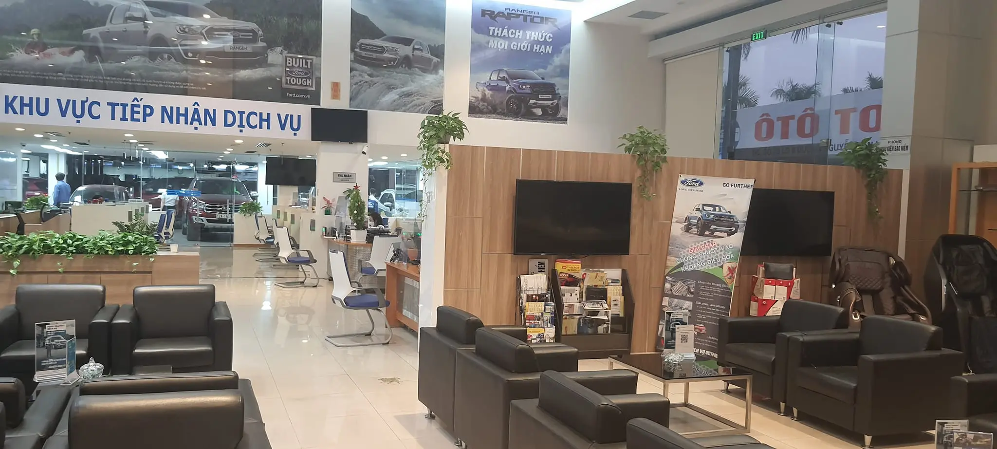 phong cho khach hang bao duong xe tai Ford Long Bien