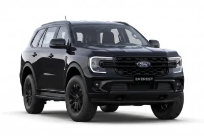 Xe Ford Everest Active màu đen góc chụp chính diện trong studio nền trắng
