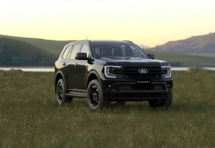 Xe ô tô Ford Everest Active màu đen đỗ trên bãi cỏ ven hồ lúc hoàng hôn