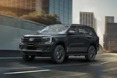 Xe Ford Everest Active màu đen đang di chuyển mượt mà trên đường phố cao tốc đô thị