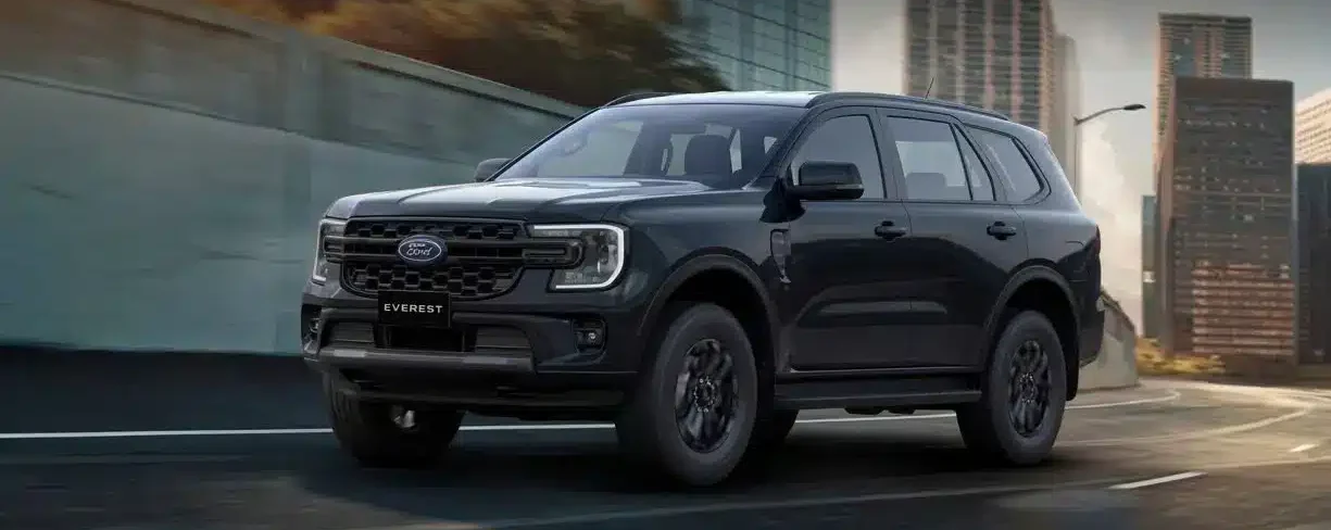 Banner xe Ford Everest Active màu đen kèm chữ Năng động mỗi ngày chạy trên đường phố đô thị