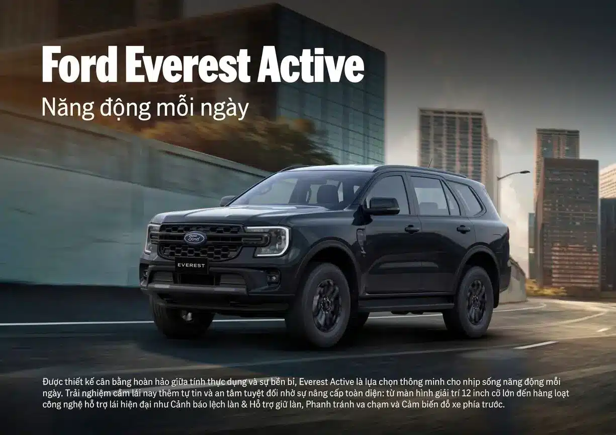Banner xe Ford Everest Active màu đen kèm chữ Năng động mỗi ngày chạy trên đường phố đô thị