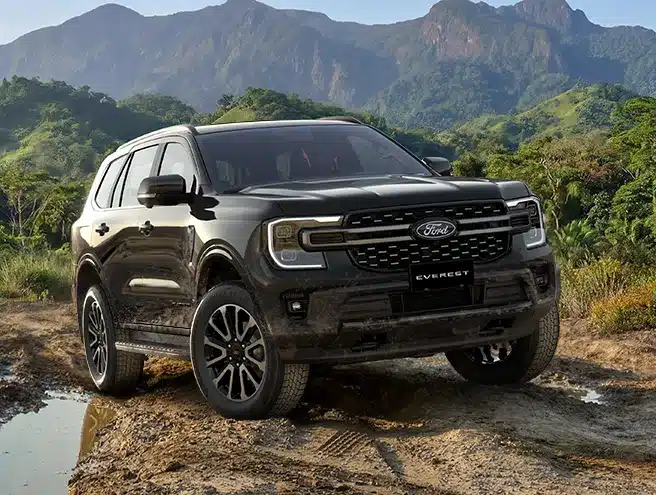 Xe Ford Everest Platinum 2.0L máy dầu màu đen di chuyển trên đường bùn đất dốc núi