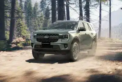 Xe Ford Everest Platinum 2.3L EcoBoost màu xanh thạch anh di chuyển trên đường rừng
