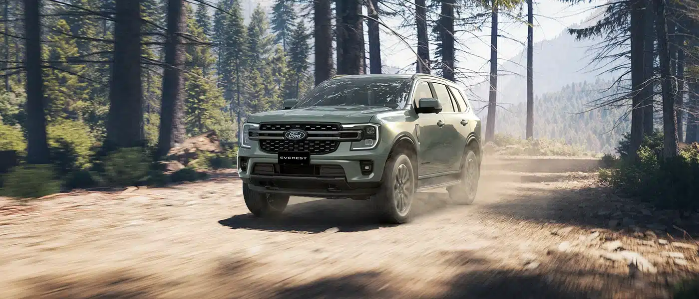 Xe Ford Everest Platinum 2.3L EcoBoost màu xanh thạch anh di chuyển trên đường rừng