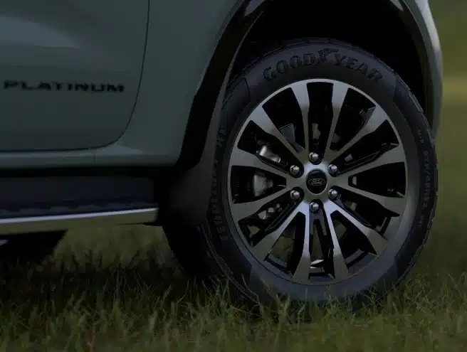 Mâm xe hợp kim 21 inch và lốp Goodyear của xe Ford Everest Platinum+