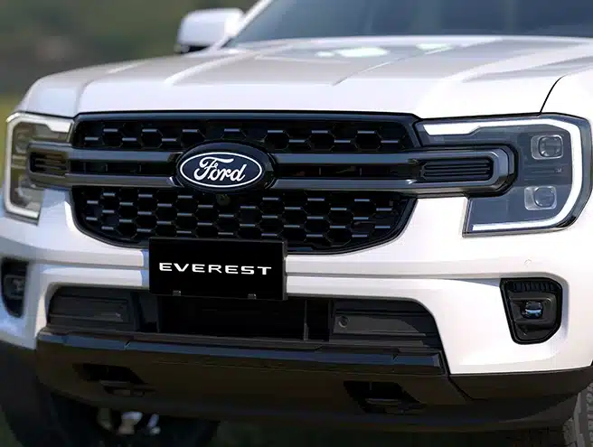 Cận cảnh lưới tản nhiệt mắt cáo và logo Ford trên xe Ford Everest Platinum màu trắng