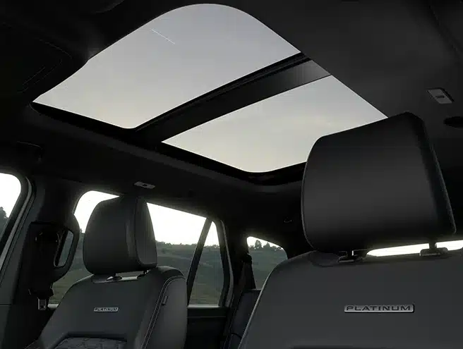 Cửa sổ trời toàn cảnh Panorama và ghế bọc da dập chữ Platinum của xe Ford Everest