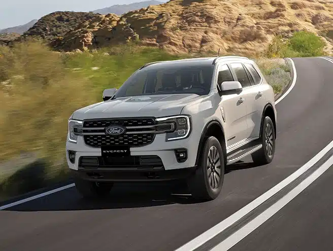 Xe ô tô Ford Everest Platinum màu trắng đang vận hành mượt mà trên đường đèo dốc