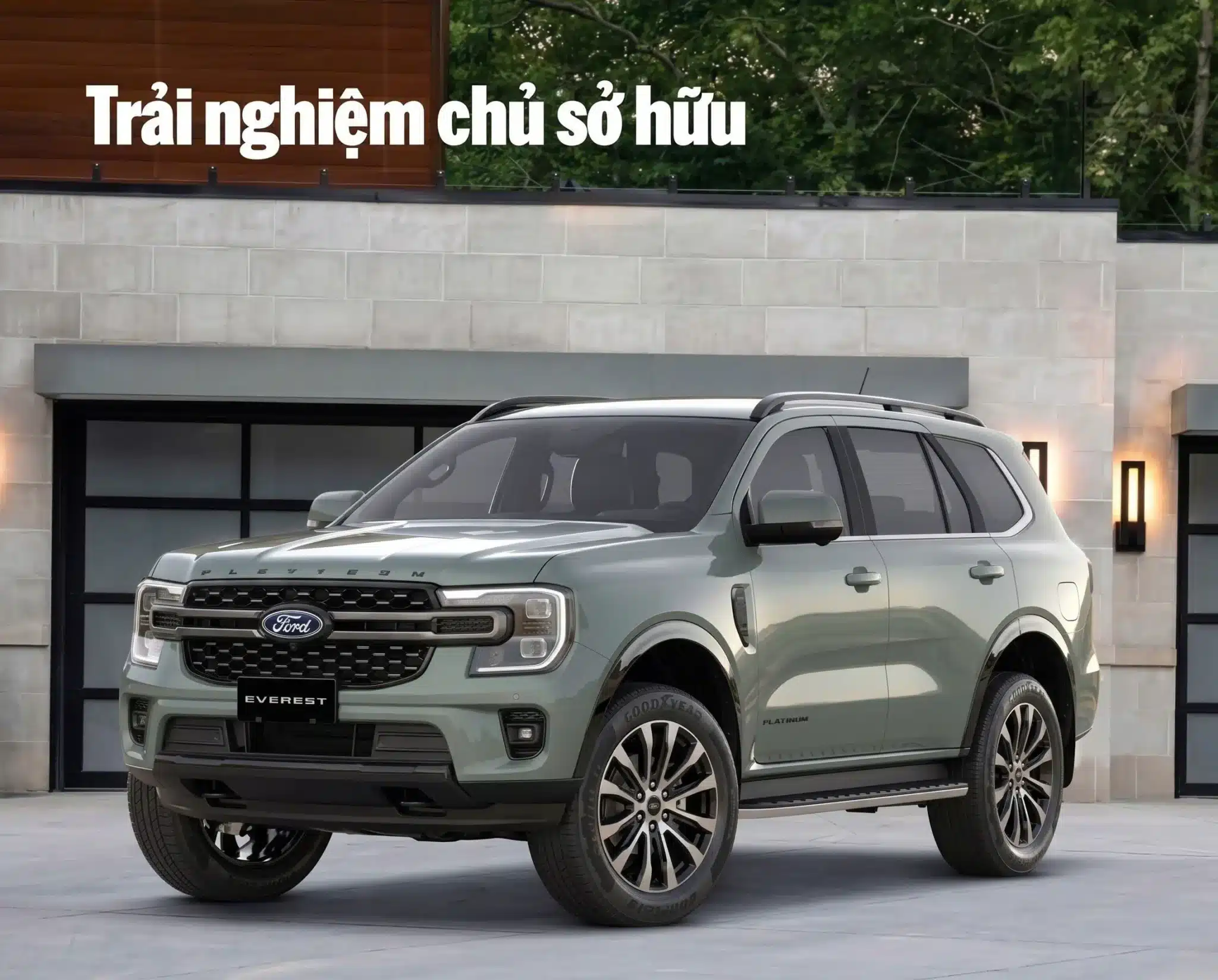 Xe Ford Everest Platinum máy dầu màu xanh thạch anh đỗ trước cửa nhà hiện đại kèm chữ Trải nghiệm chủ sở hữu
