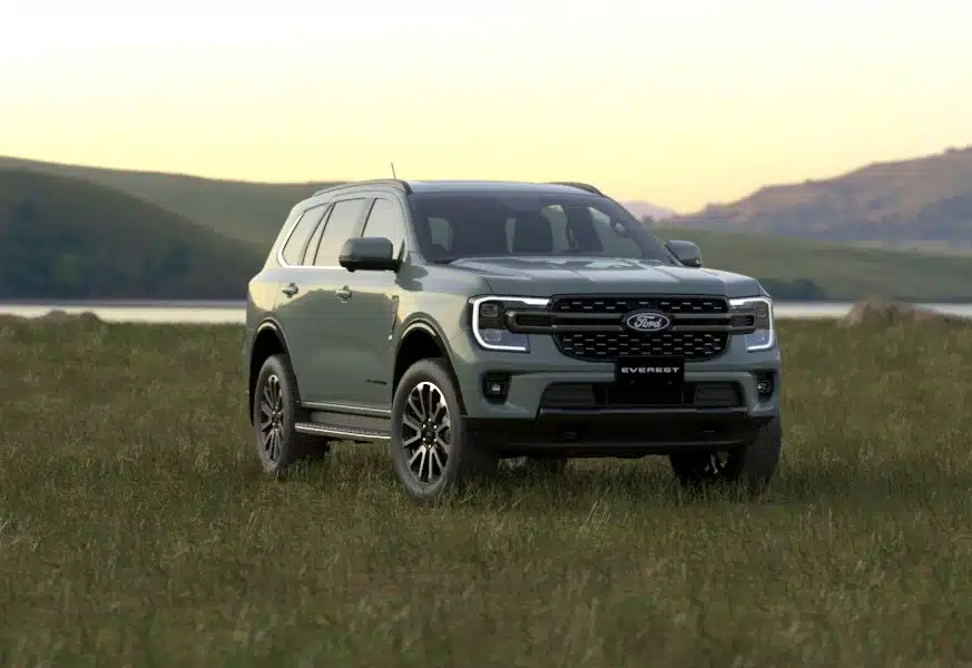 Xe Ford Everest Platinum máy dầu màu xanh thạch anh đỗ trên bãi cỏ cạnh bờ hồ