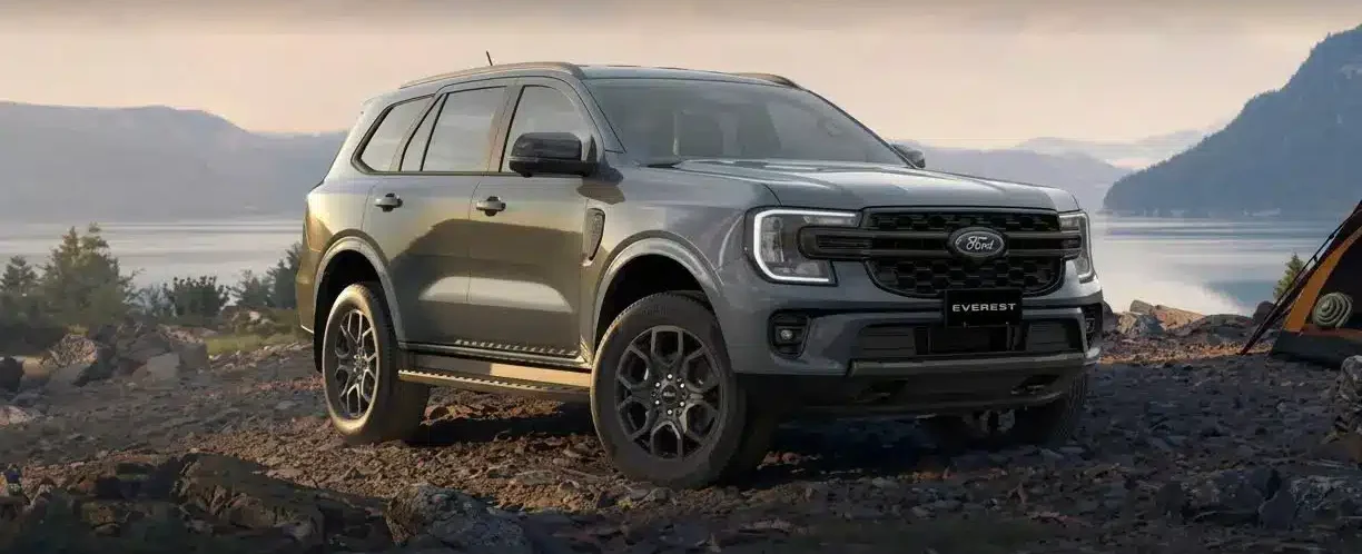 Banner xe Ford Everest Sport màu xám kèm chữ Thể thao đậm cá tính cạnh bờ hồ lúc hoàng hôn