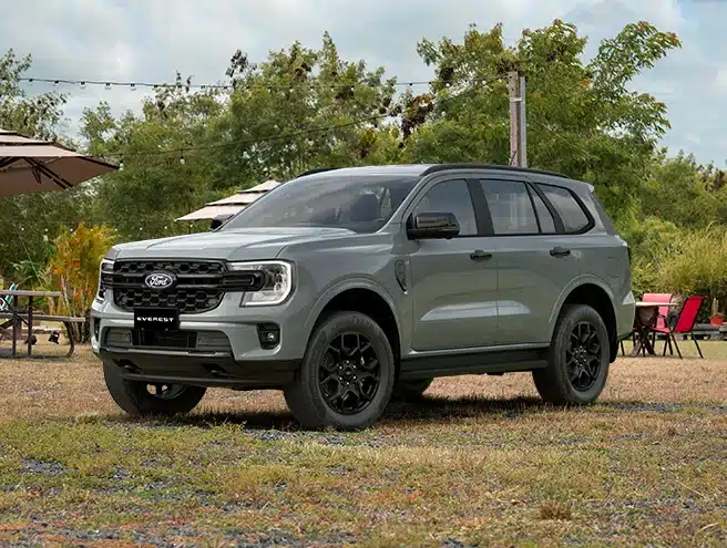 Xe ô tô Ford Everest Sport màu xám đỗ trên thảm cỏ tại khu cắm trại dã ngoại
