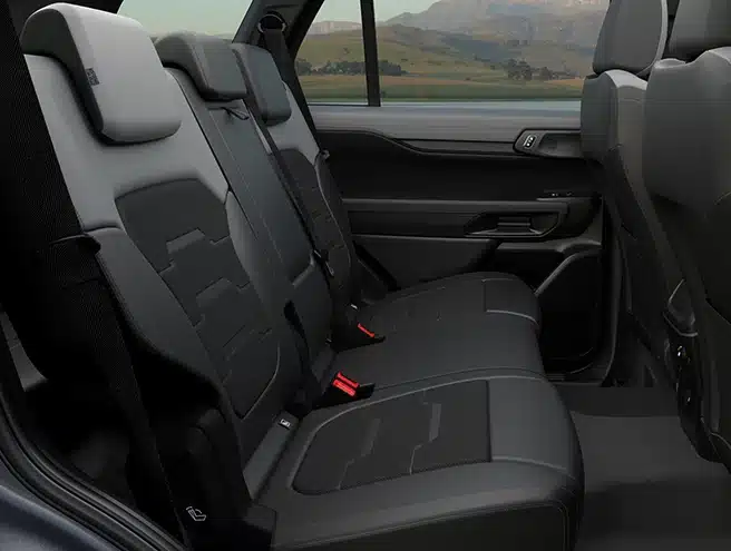 Hàng ghế thứ hai bọc da phối hai tông màu đen thể thao của xe Ford Everest Sport