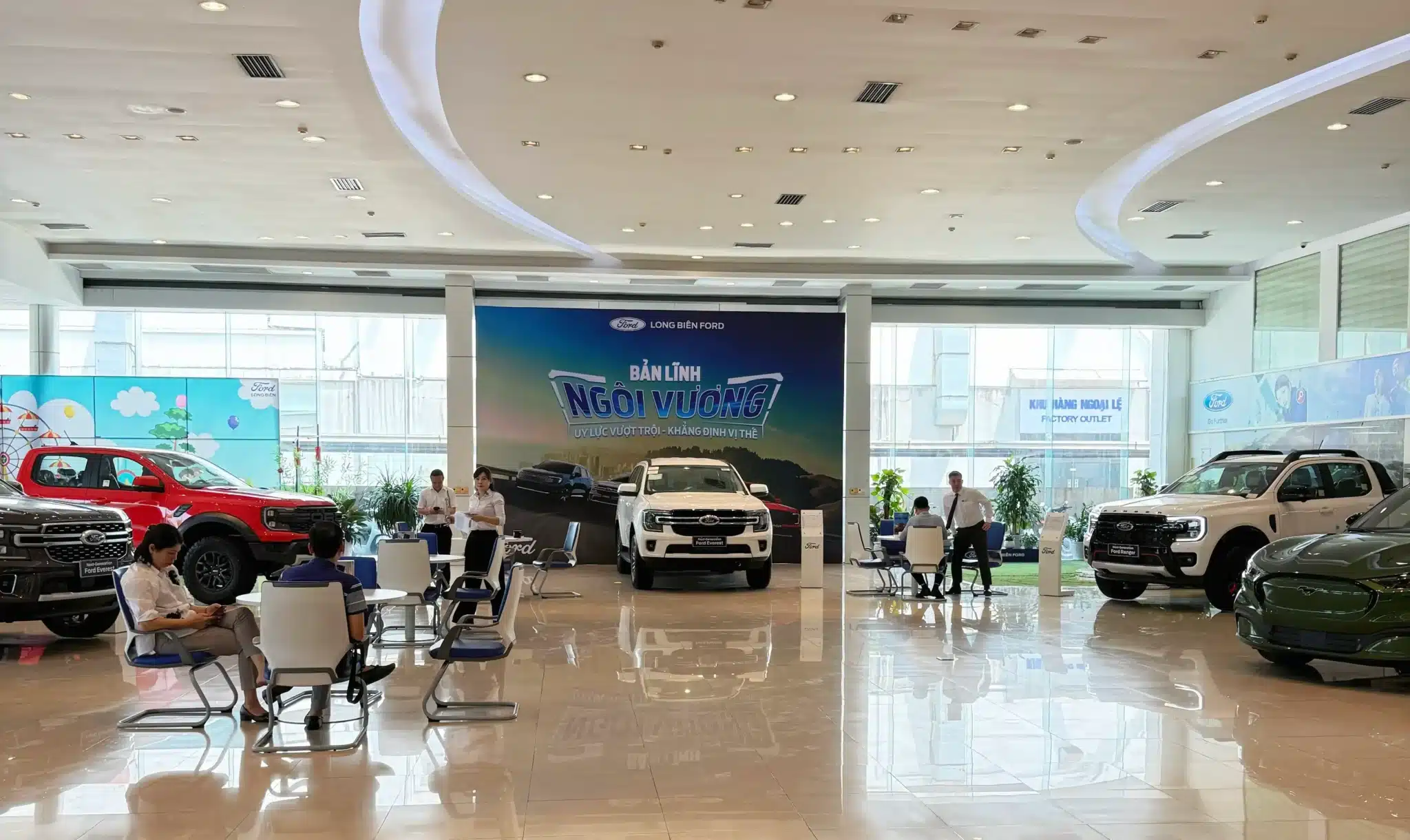 Showroom Ford Long Bien