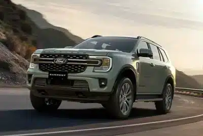 Ford Everest 2026 phiên bản Platinum vận hành trên đường đèo.