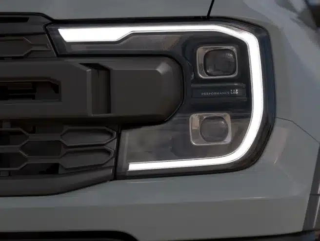 Cận cảnh cụm đèn pha LED Matrix và dải đèn chạy ban ngày hình chữ C trên Ford Ranger Raptor.