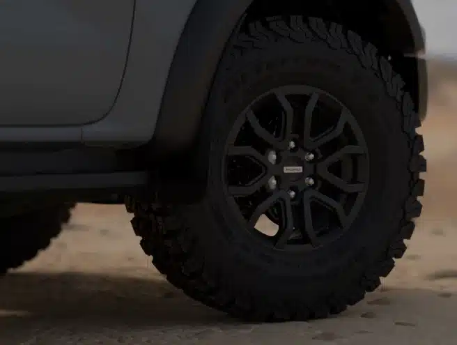 Bộ vành hợp kim 17 inch kèm lốp béo chuyên dụng địa hình LT285/70R17 của Ranger Raptor.