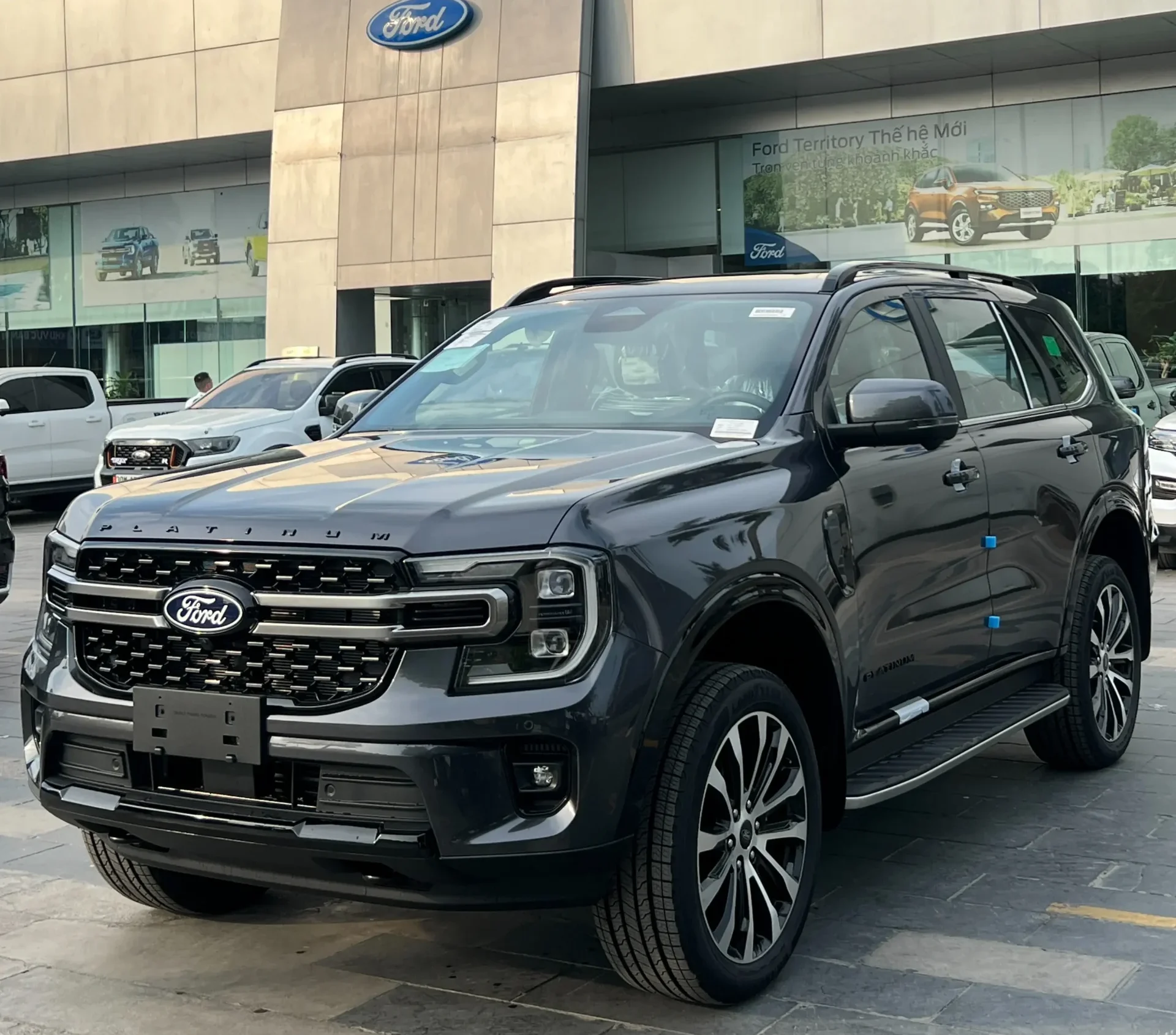 Ngoại thất cơ bắp của xe Ford Everest 2026 mới tại showroom.