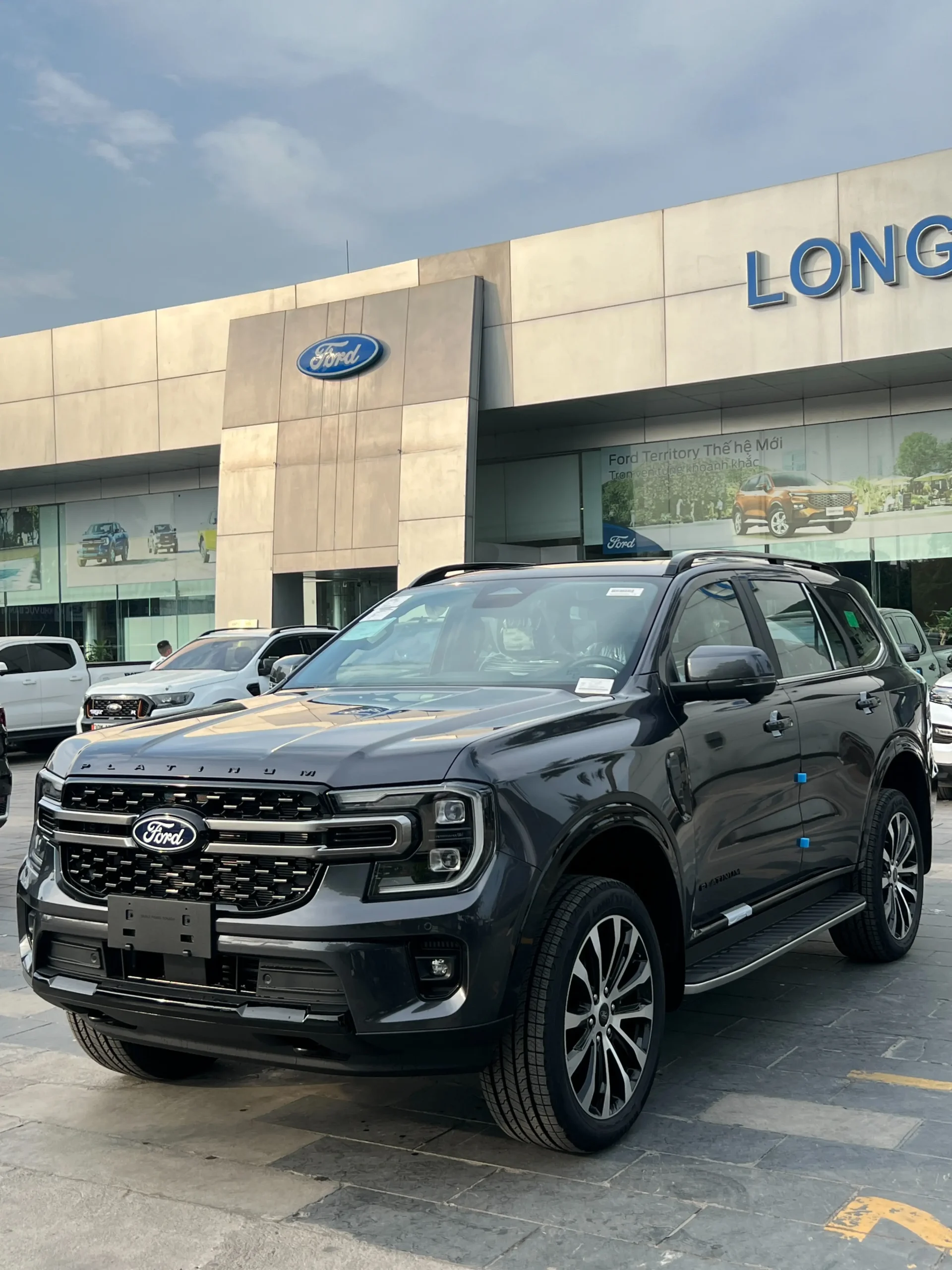 Ngoại thất cơ bắp của xe Ford Everest 2026 mới tại showroom.