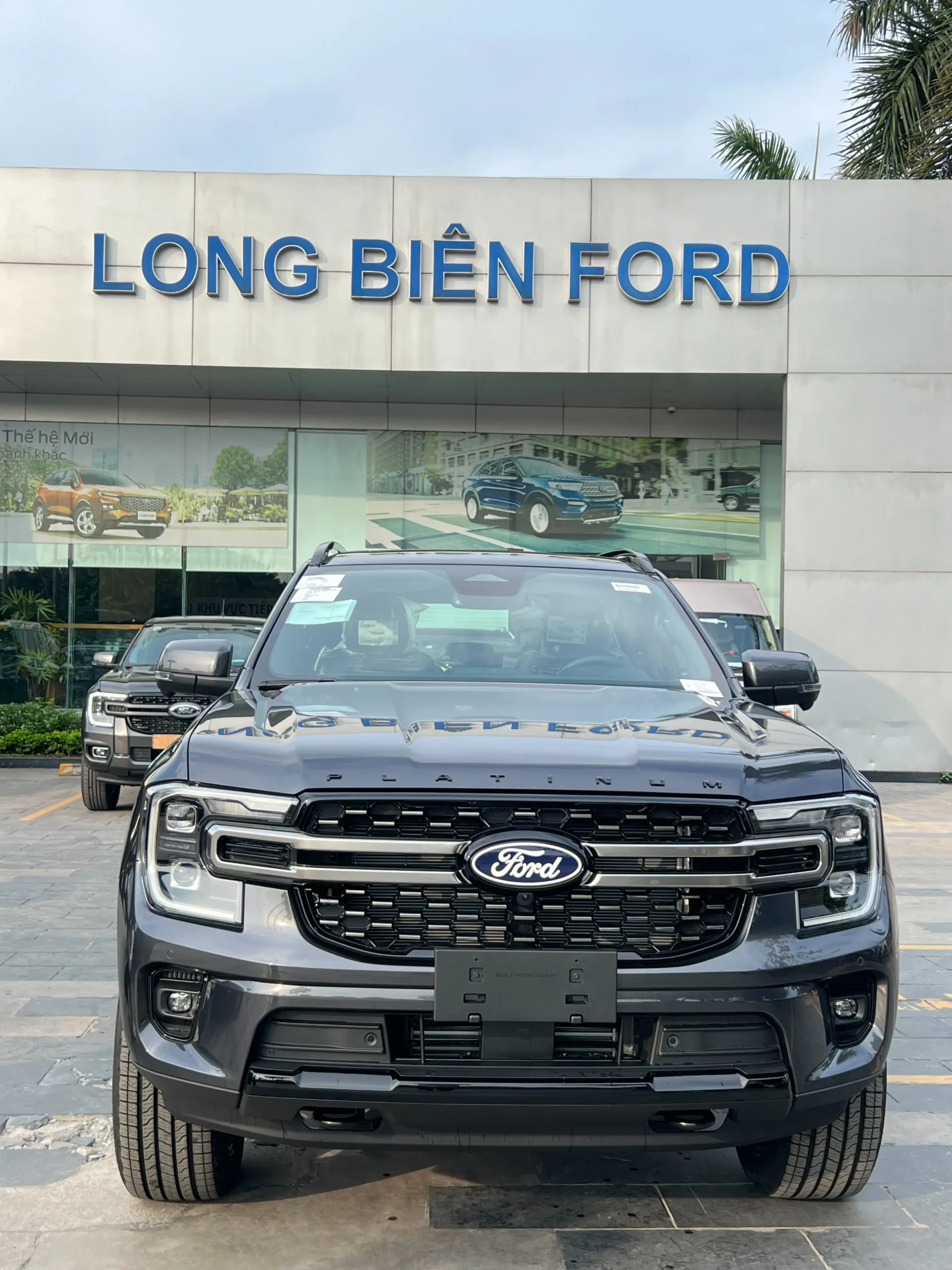 Ngoại thất cơ bắp của xe Ford Everest 2026 mới tại showroom.