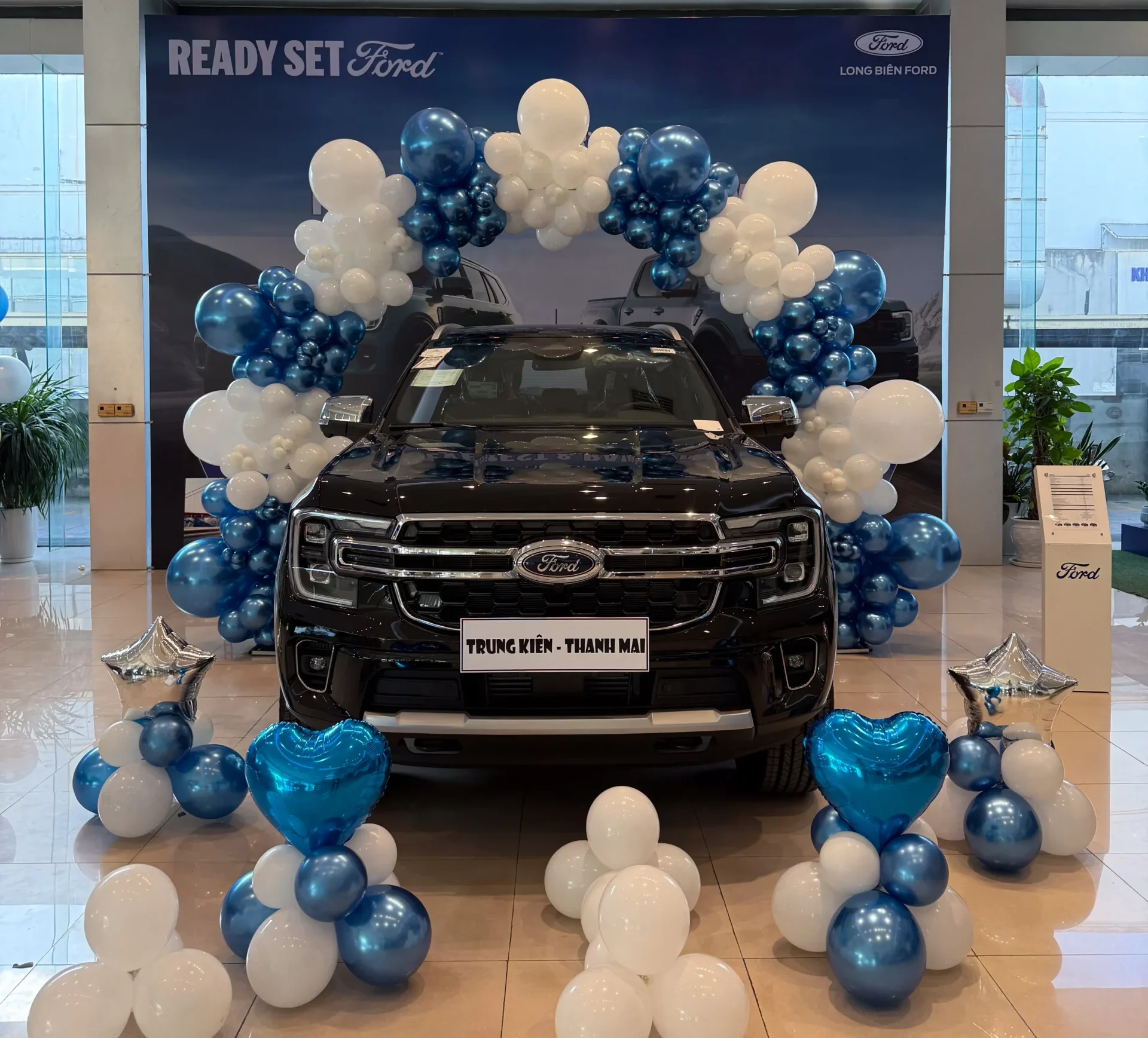 Khách hàng nhận bàn giao xe Ford Everest Titanium