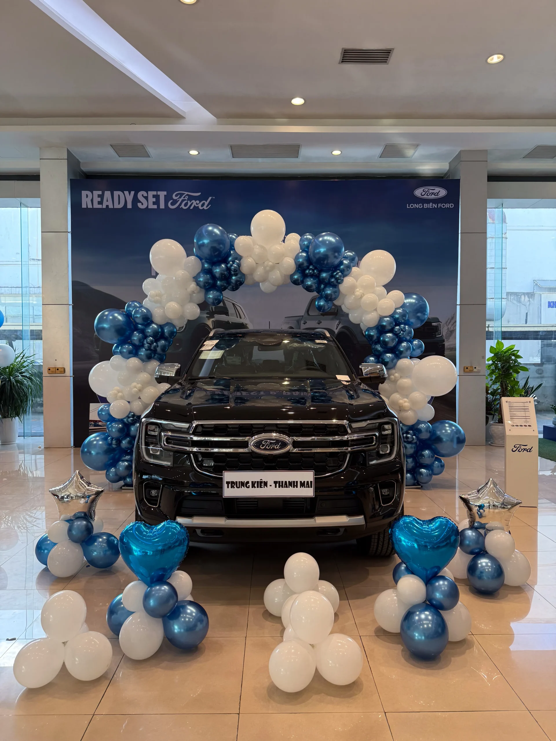 Khách hàng nhận bàn giao xe Ford Everest Titanium